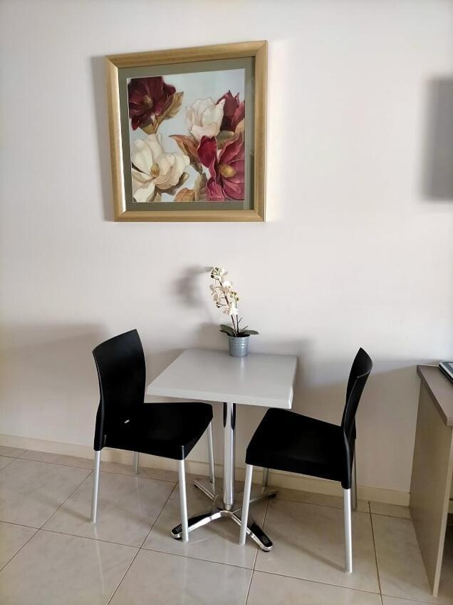 Derby Lodge Self Contained Apartments Esterno foto
